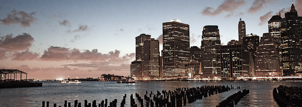 Dél-Manhattan esti látképe a víz felől