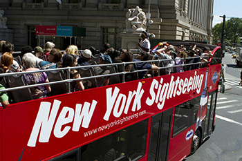 Nyitott tetejű emeletes városnéző busz New Yorkban