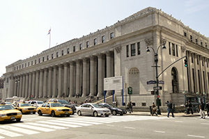 A James A. Farley Building oszlopos homlokzata az Eighth Avenue felől